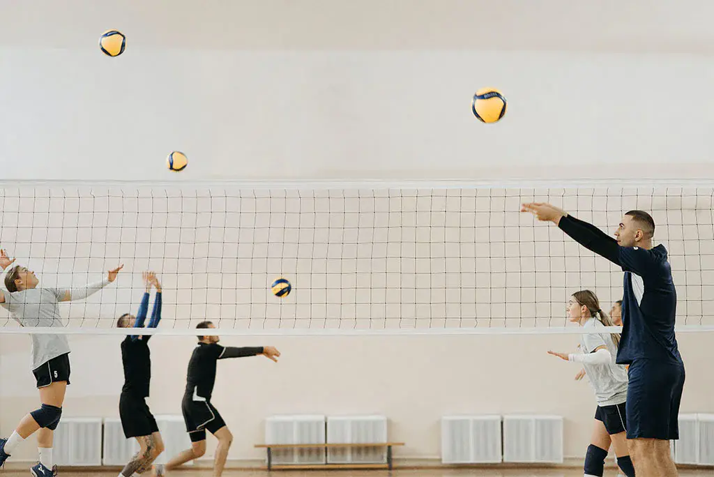 adults volleyball coaching training classes course for beginners to develop and improve skills on Sundays in Fulham