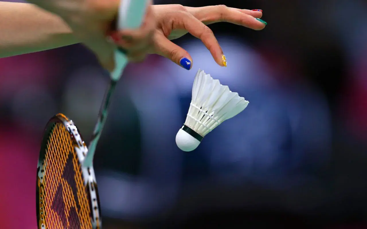 3 hour badminton games session with feather shuttlecocks for intermediate players on Wednesdays in Pimlico Vauxhall Victoria Westminster London.